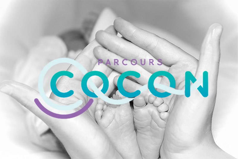 Logo du programme « Parcours Cocon » superposé sur une photo en noir et blanc montrant les mains d'un adulte tenant délicatement les pieds d'un nouveau-né.